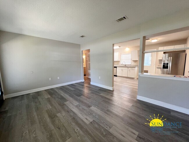 Building Photo - 3 Bedroom Home with Custom Details and Gre...