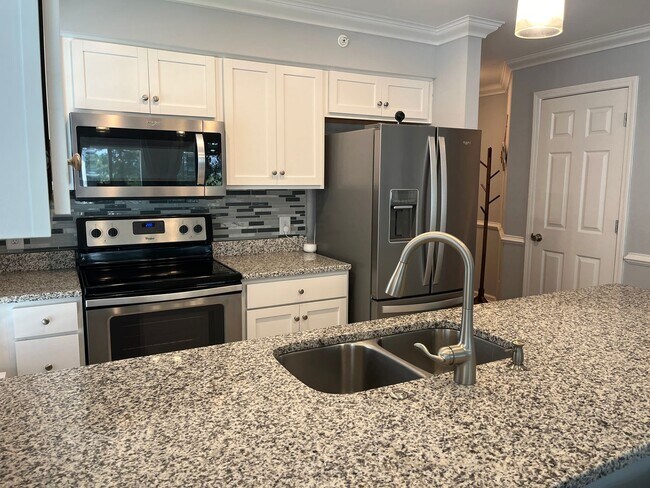 Building Photo - ONE MONTH FREE with a sixteen-month lease. Two Bedroom, Furnished Condo in Windsor Green in Carol...