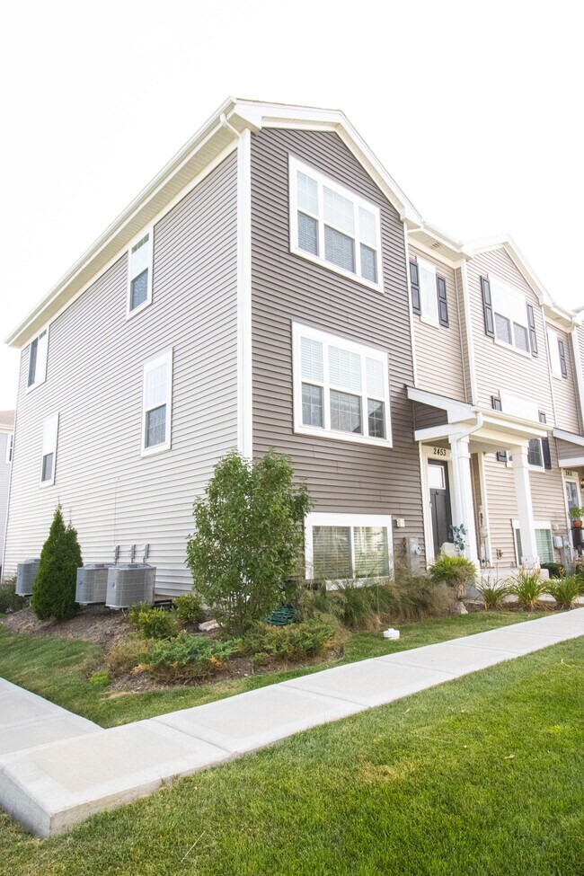 Building Photo - 2453 Bella Dr