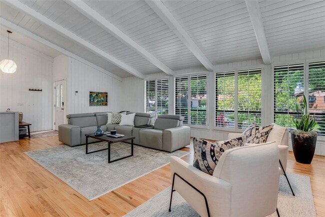 Foto del edificio - 315 Sweet Bay Ave