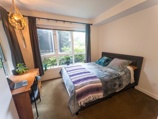 Bedroom - 1410 E Pine St