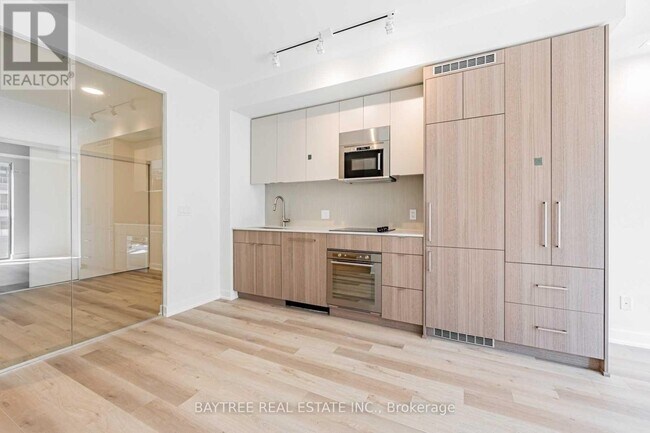 Building Photo - 840 St Clair Ave W