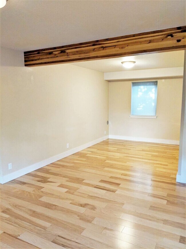 Building Photo - Updated 3 bedroom/3 bathroom duplex at E. ...