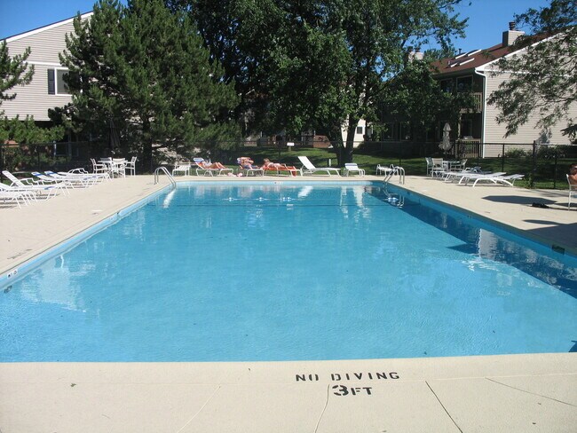 Foto del edificio - 995 Pine Tree Circle South