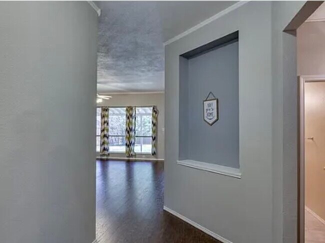 Building Photo - 1525 Blair Dr