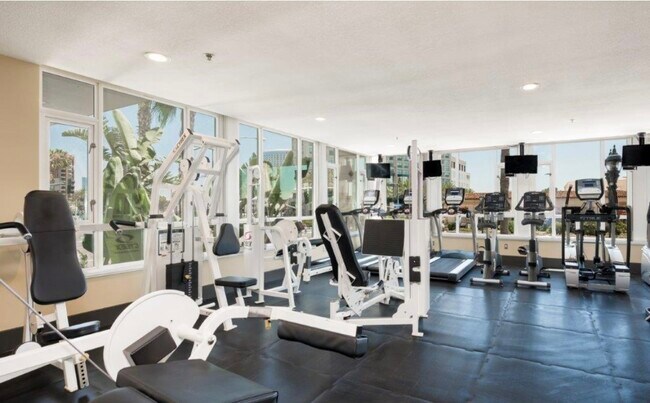 Foto del edificio - 700 W Harbor Dr