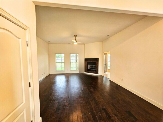 Building Photo - 1300 SW Willowbend Ave