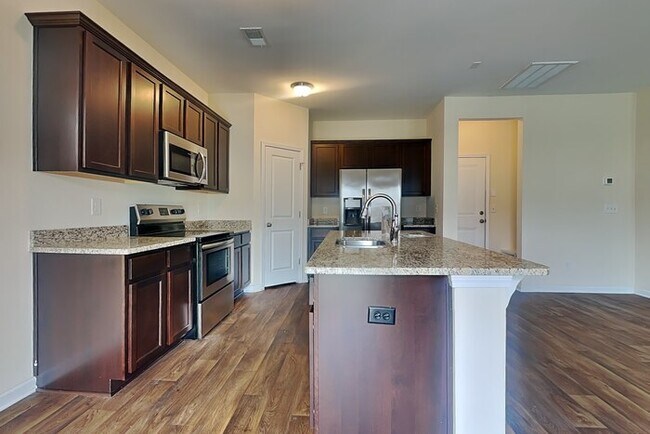 Foto del edificio - 325 Beacon Field Rd