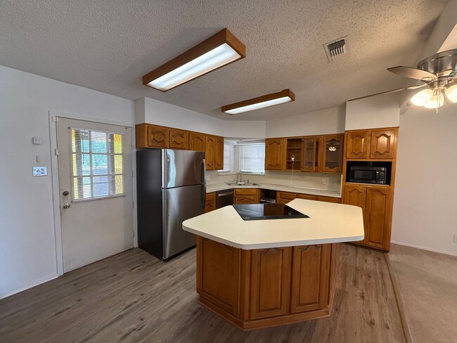 Building Photo - Spacious 4 bedroom, 2 bath home AVAILABLE NOW!