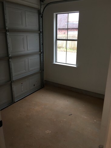 Building Photo - 708 Heavens Dr