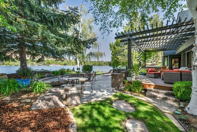 Foto del edificio - LAKEFRONT LUXURY ON LAKE STANLEY | FULLY FURNISHED + UTILITIES INCLUDED IN GUARDED LAKERIDGE SHORES