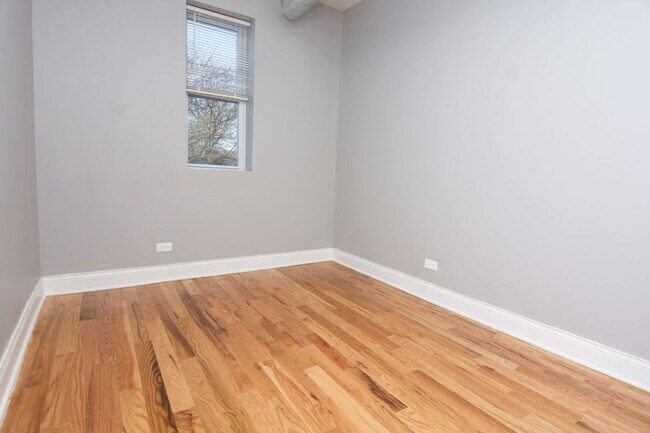 Foto del edificio - 735 W Garfield Blvd