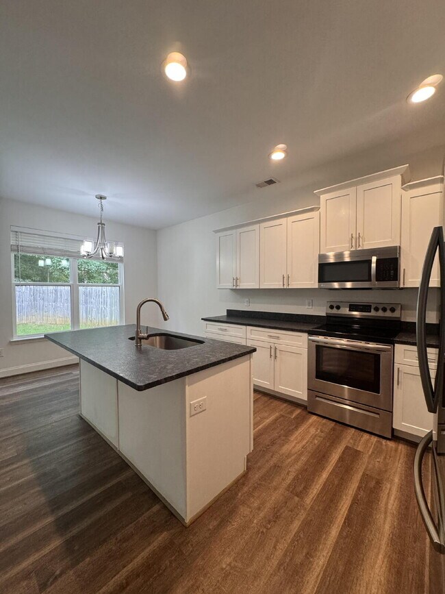 Building Photo - Beautiful 5-Bed, 3-Bath Home in Travelers ...