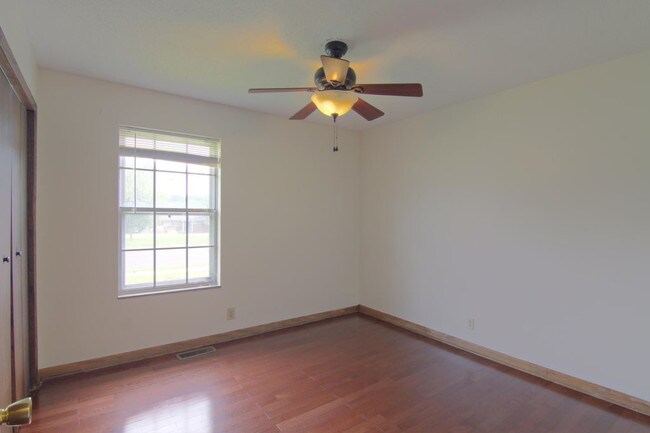 Building Photo - Roommate Wanted