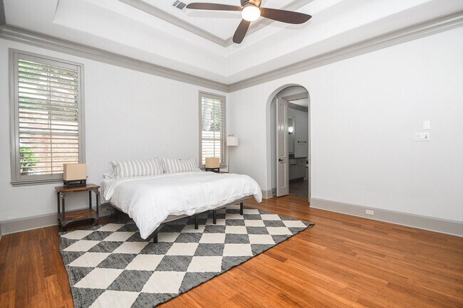 Building Photo - 2702 Tudor Manor