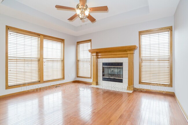 Building Photo - 713 S Sunset Ln