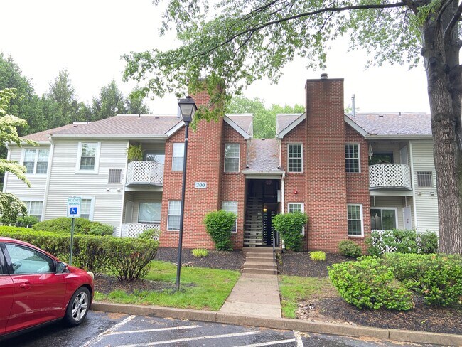 Building Photo - 304 Diamond Dr