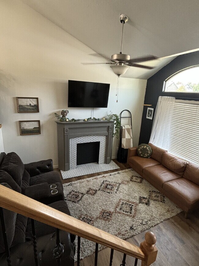 Foto del edificio - "Spacious 5-Bedroom Haven with 3 Full Bath...