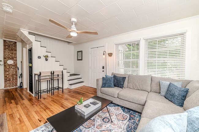 Building Photo - 508A W Chisholm St