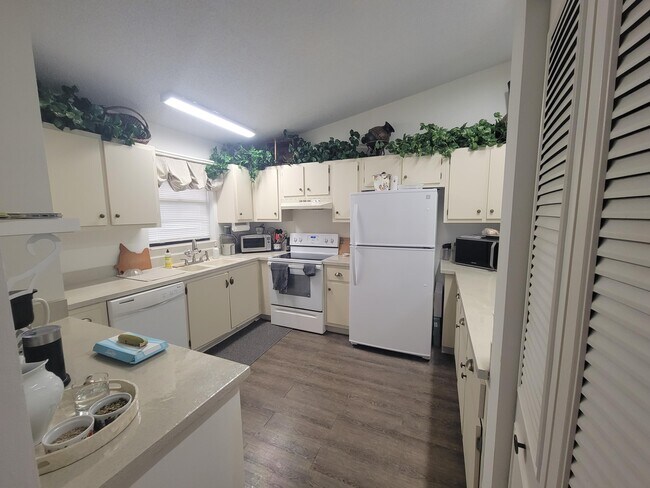 Building Photo - 3081 SE Aster Ln