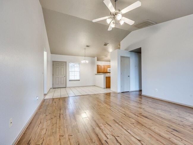 Building Photo - Charming 3-Bedroom Home in the Desirable V...