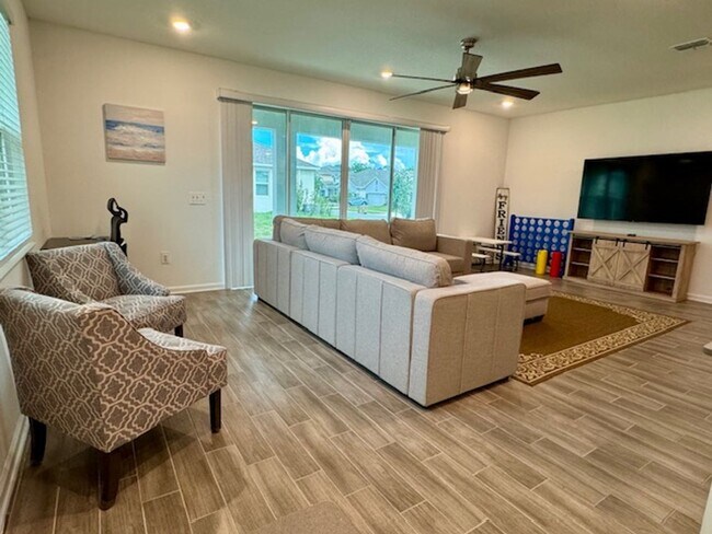 Photo - Spacious 4 bedroom 2.5 Bath, Fully Furnish... House