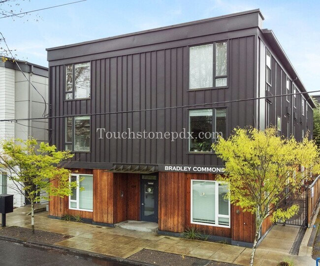 Modern 2 Bedroom, 1.5 Bathroom Apartment with Island Kitchen, Northeast Portland - Modern 2 Bedroom, 1.5 Bathroom Apartment with Island Kitchen, Northeast Portland