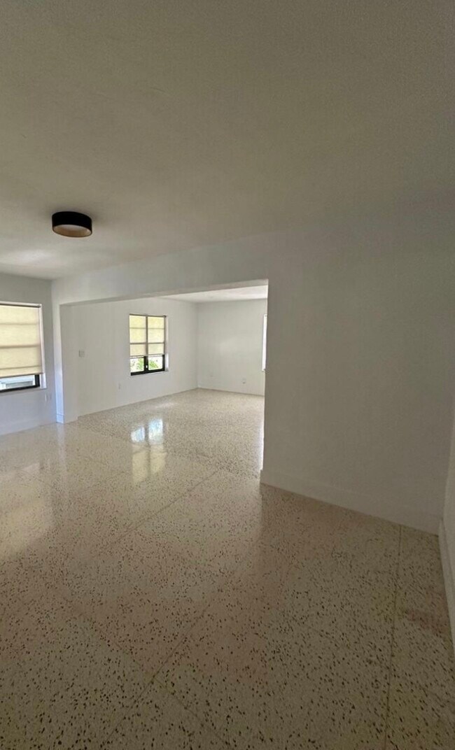 Foto del edificio - 1685 SW 15th St