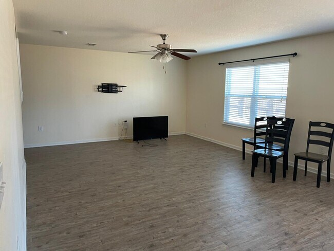 Foto del edificio - 5890 Bay Tree Ct