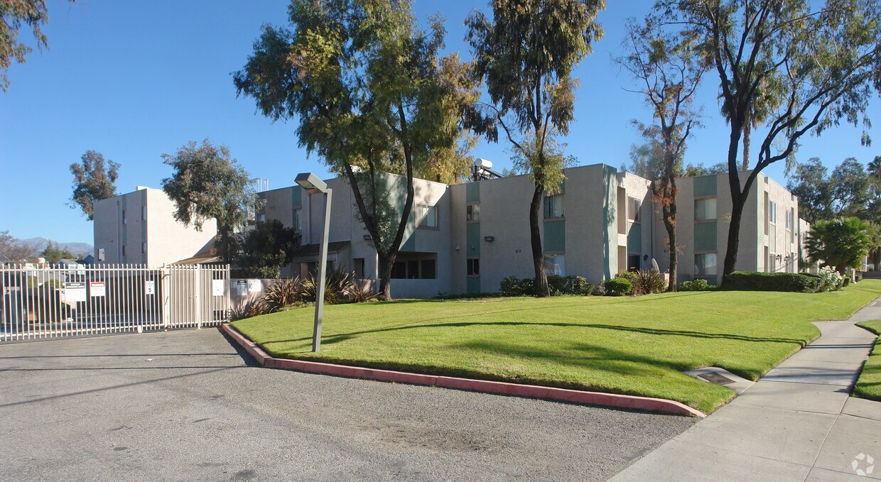 Foto del edificio - Charter Oaks Apartments