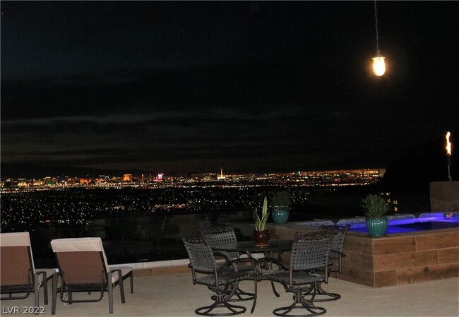 Foto del edificio - 665 Falcon Cliff Ct