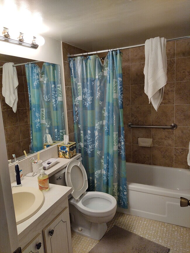 Bathroom - 134 Mansfield D