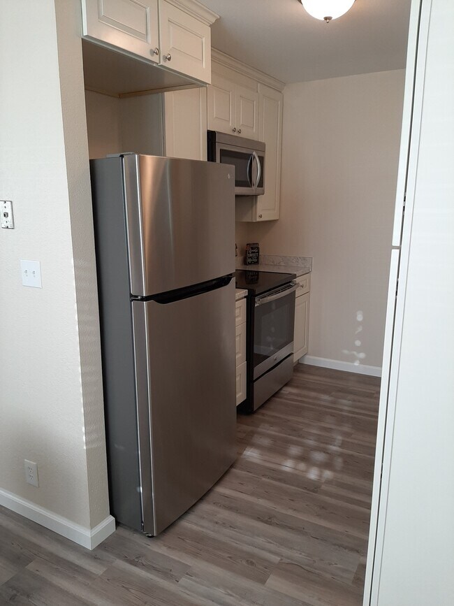 Full Kitchen, Refrigerator, Microwave, Stove/Oven - 720 Kern Ave
