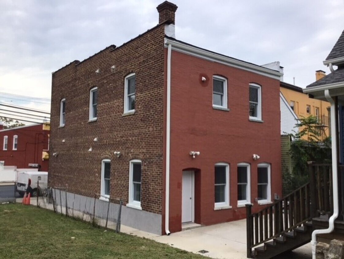 Primary Photo - 688 State St
