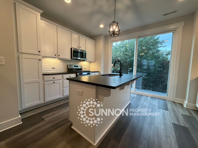 Building Photo - 2 Bed + Loft & 2 Car Garage with Skyline Views