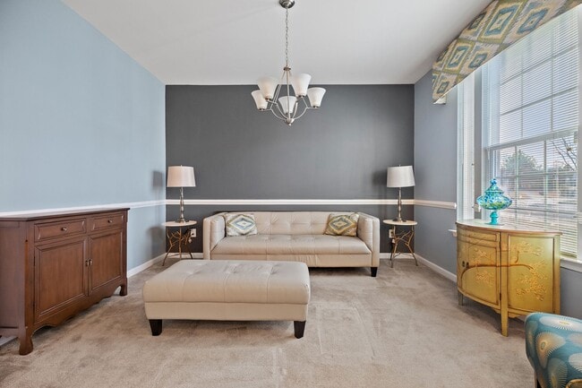 Building Photo - Spacious 3 Bedroom 2.5 Bath Townhome in Ch...