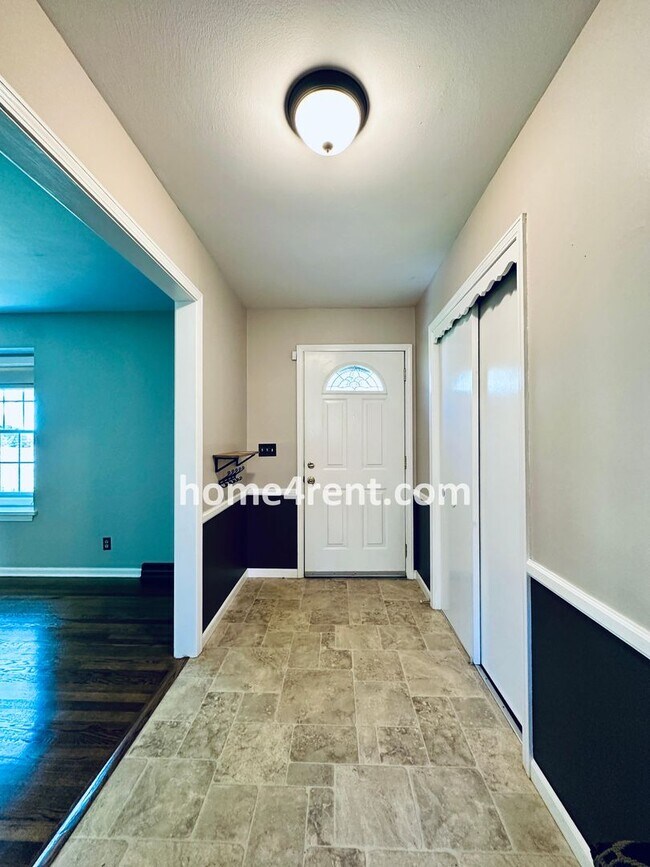 Foto del edificio - Attractive Overland Park Home, Wood Floors...