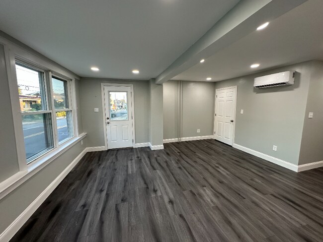 Building Photo - 870 3rd St