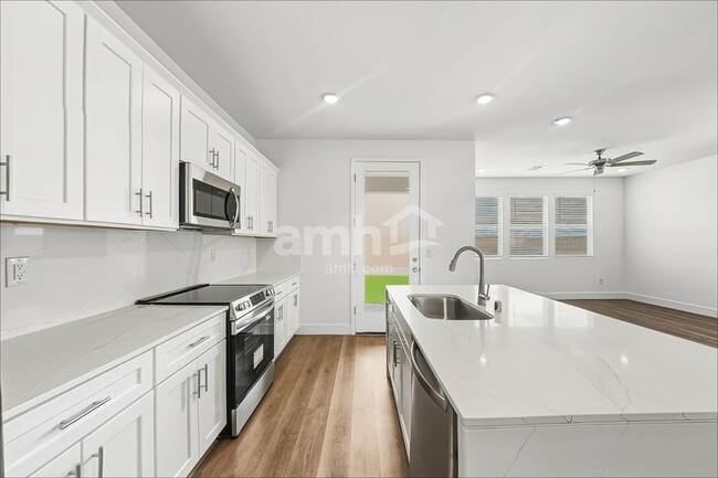 Building Photo - 8750 N Begonia Ct