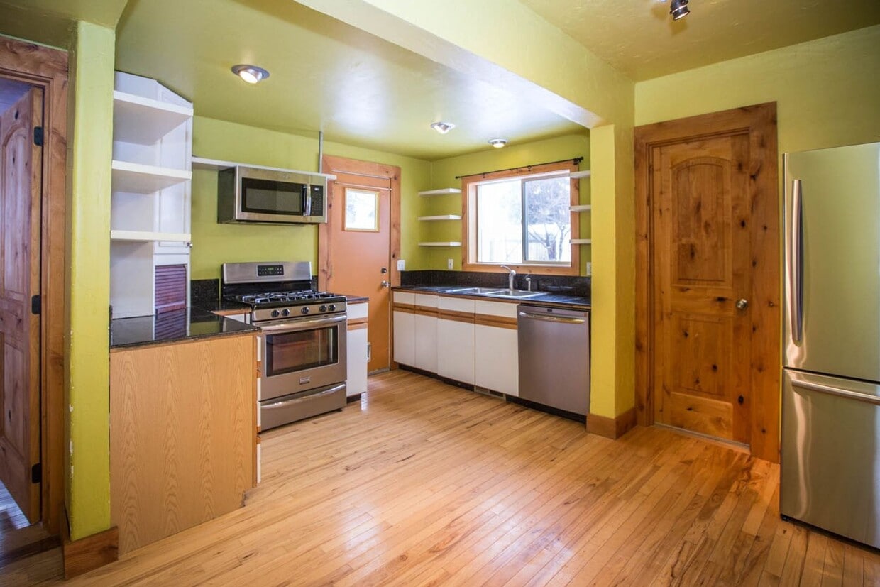 Primary Photo - 4 bed/ 3 bath University Rental House ($3,...