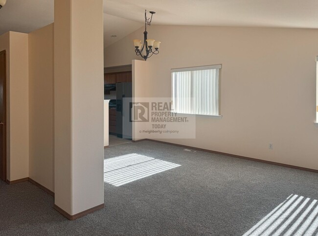 Building Photo - Stunning 3 Bedroom Rambler! Great Location!