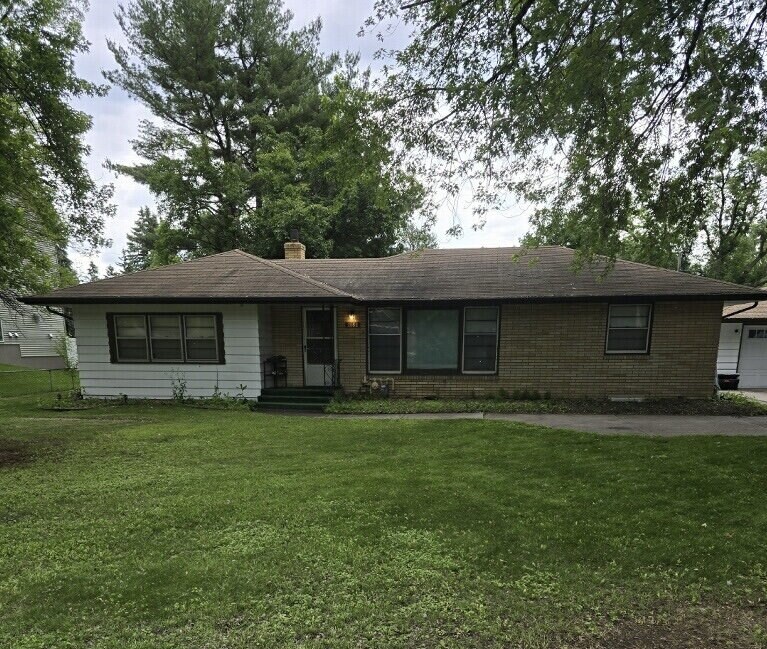 Foto principal - Spacious 5-Bed, 2-Bath Gem in the Heart of...