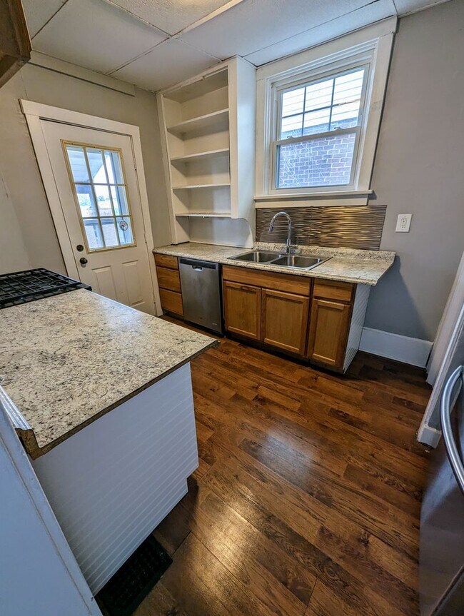 Foto del edificio - Updated 3 Bedroom in Dormont with AC and Fenced in Yard