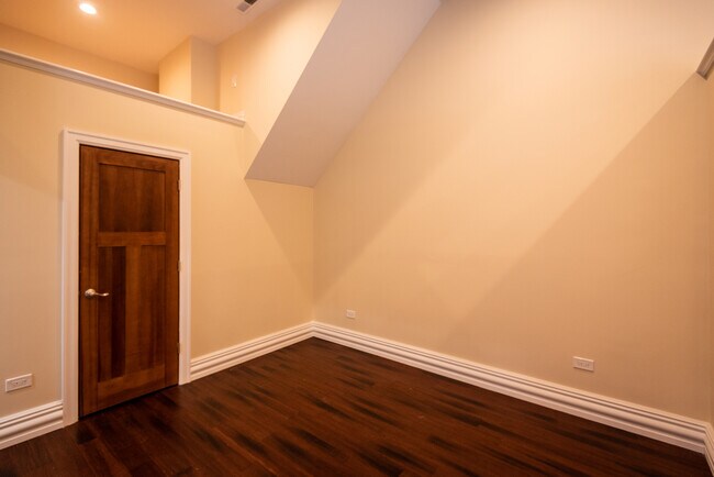 Foto del edificio - 1919 N Drake Ave