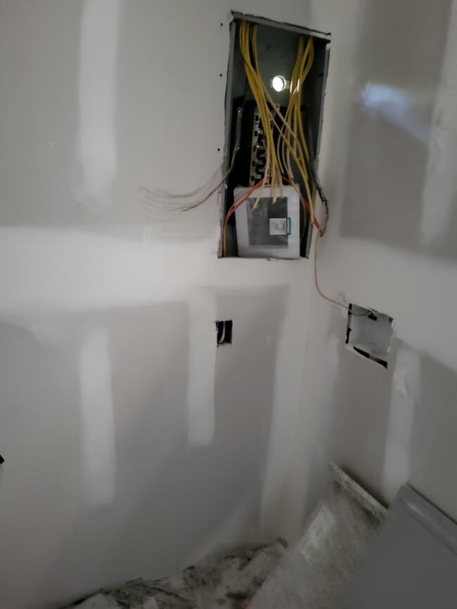 Building Photo - 5467 Queen Mary Ln