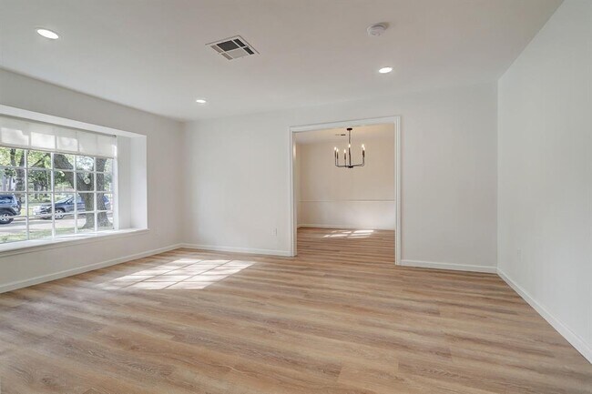 Building Photo - 818 Frostwood Dr