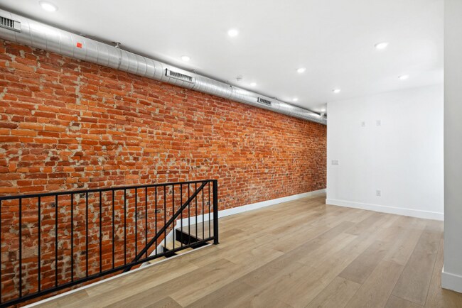 Building Photo - 5814 Chestnut St