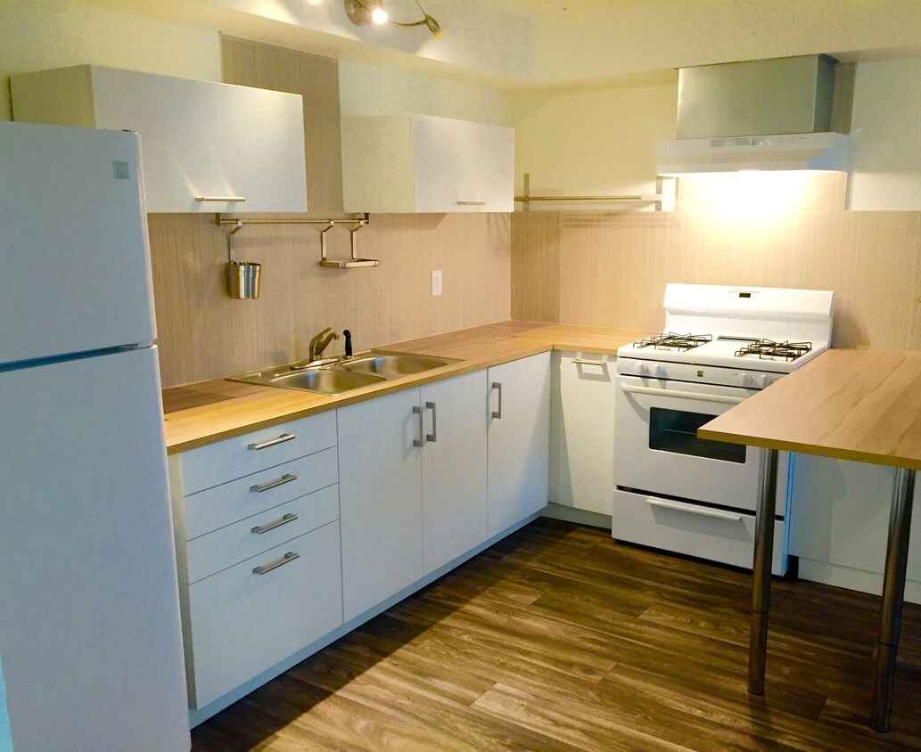 Habitaciones recientemente renovadas con cocina a gas - 6730 N 17th Ave