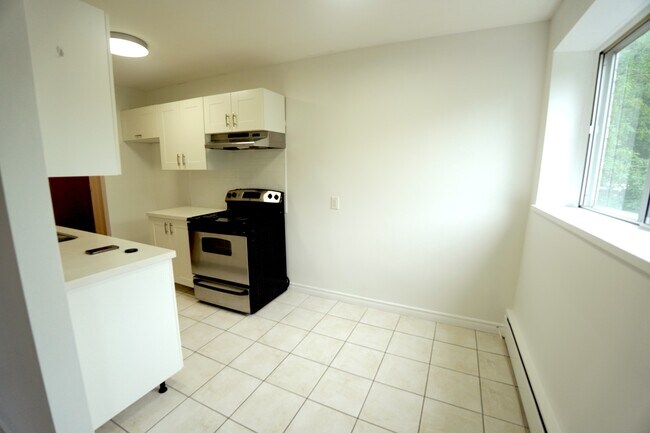 Photo du bâtiment - Spacious 2 Bedroom with in suite laundry and parking