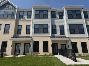 Building Photo - 1104 Greenwich Dr